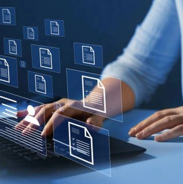 Persona escribiendo en una computadora y se muestran archivos digitales