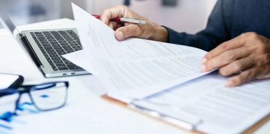 Persona revisando documentos. Referencia al Registro Público de Comercio