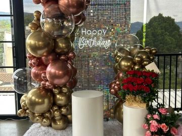 Decoración de cumpleaños con globos y flores.