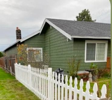 Picket white vinyl yard fence