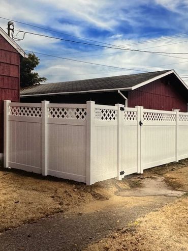 Vinyl fencing with lattice work for the perfect finishing touch