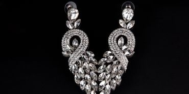 Luscious Diamonds - Diamond Earrings in 18K White Gold with 1.5 Carat Diamonds.