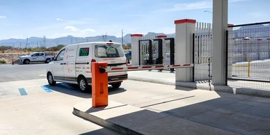 Pluma Vehicular o Barrera Vehicular en entrada empresa o parque industrial