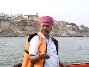 Bahadur bei einer Bootsfahrt auf dem Ganges in Varanasi, Indien