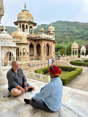Glücklicher Reisegast gemeinsam mit Bahadur vor einer Sehenswürdigkeit in Jaipur