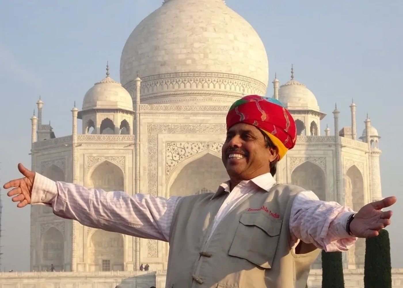 Bahadur Singh Rajawat mit offenen Armen vor dem Taj Mahal.