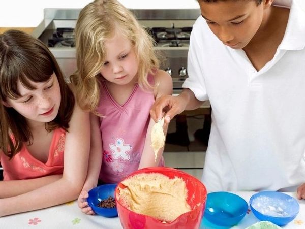Children baking cookies