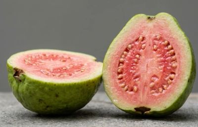 Guayaba partida por la mitad con pulpa rosa.