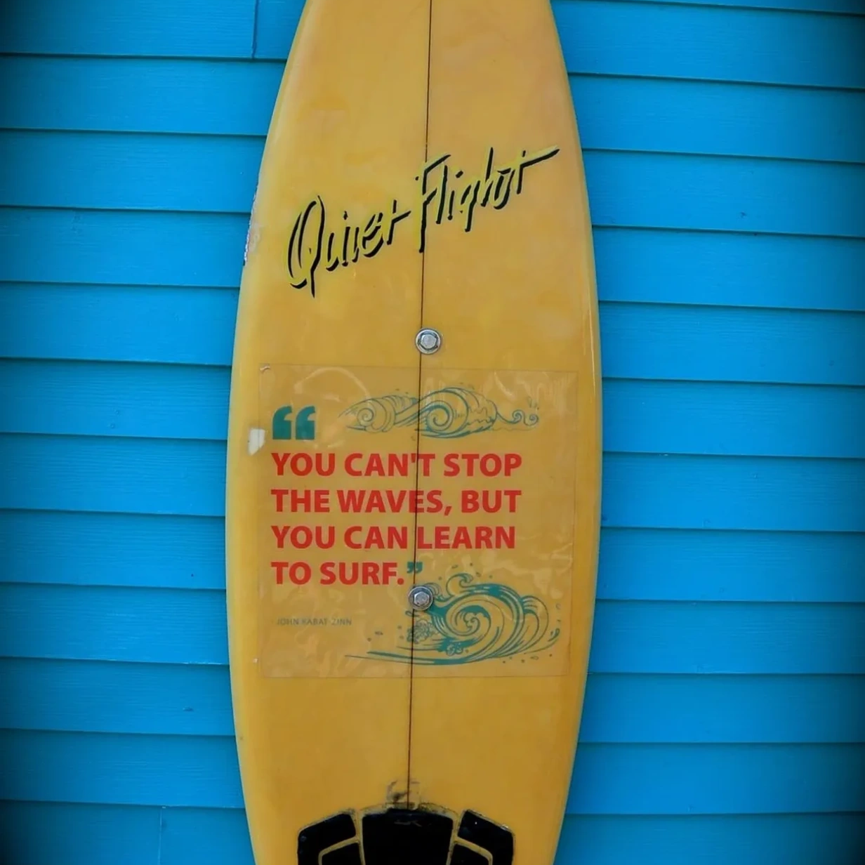 Une planche de surf avec des inscriptions