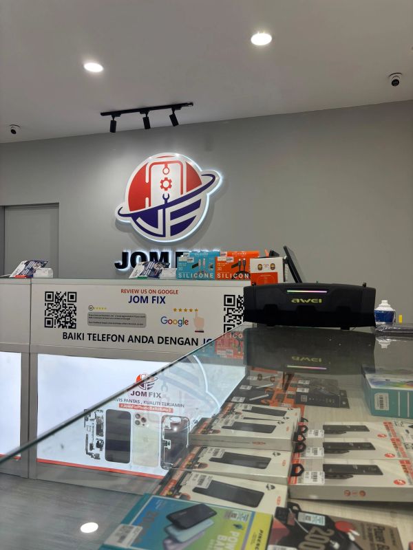 JomFix di Kuantan menampilkan kedai repair phone yang bersih, kemas dan profesional. Direka untuk memberikan pengalaman pelanggan yang terbaik dengan persekitaran mesra dan mudah diakses.