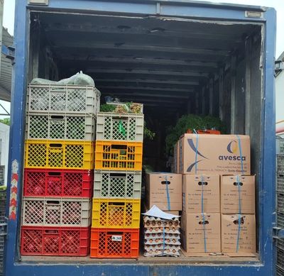 Camión entregando víveres en empresa