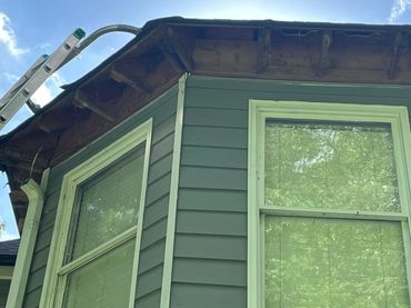 6-inch seamless aluminum gutter installation on residential home in Knoxville Tennessee