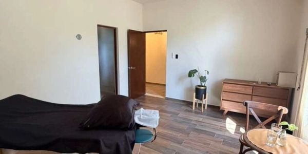 Sala sencilla y luminosa con muebles básicos.
