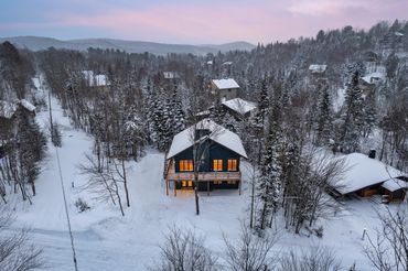 Vue en plongée d'une maison unifamiliale à Ste-Agathe-des-Monts
