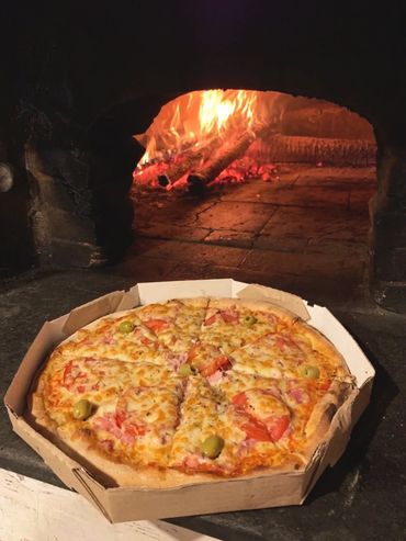 pizza artesanal no forno a lenha