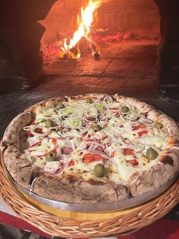 pizza artesanal no forno a lenha