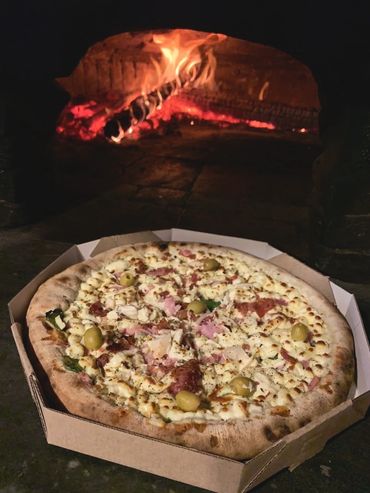 pizza artesanal no forno a lenha