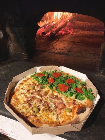 pizza artesanal no forno a lenha