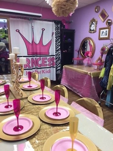 Princess birthday party decorating ideas in Milwaukee, Waukesha
Little girl dress up princess party