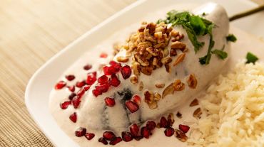 Chile en nogada con arroz y granada.