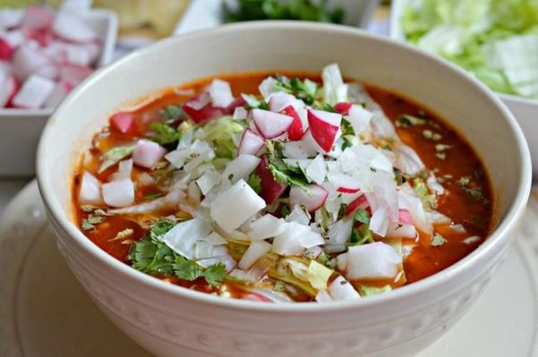 Sopa mexicana con rábanos y cebolla picada.