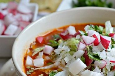 Sopa mexicana con rábanos y cebolla picada.