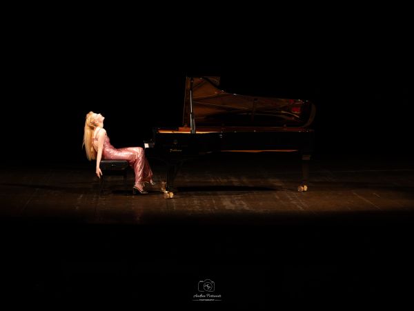 Inga Wygant plays piano final note live onstage