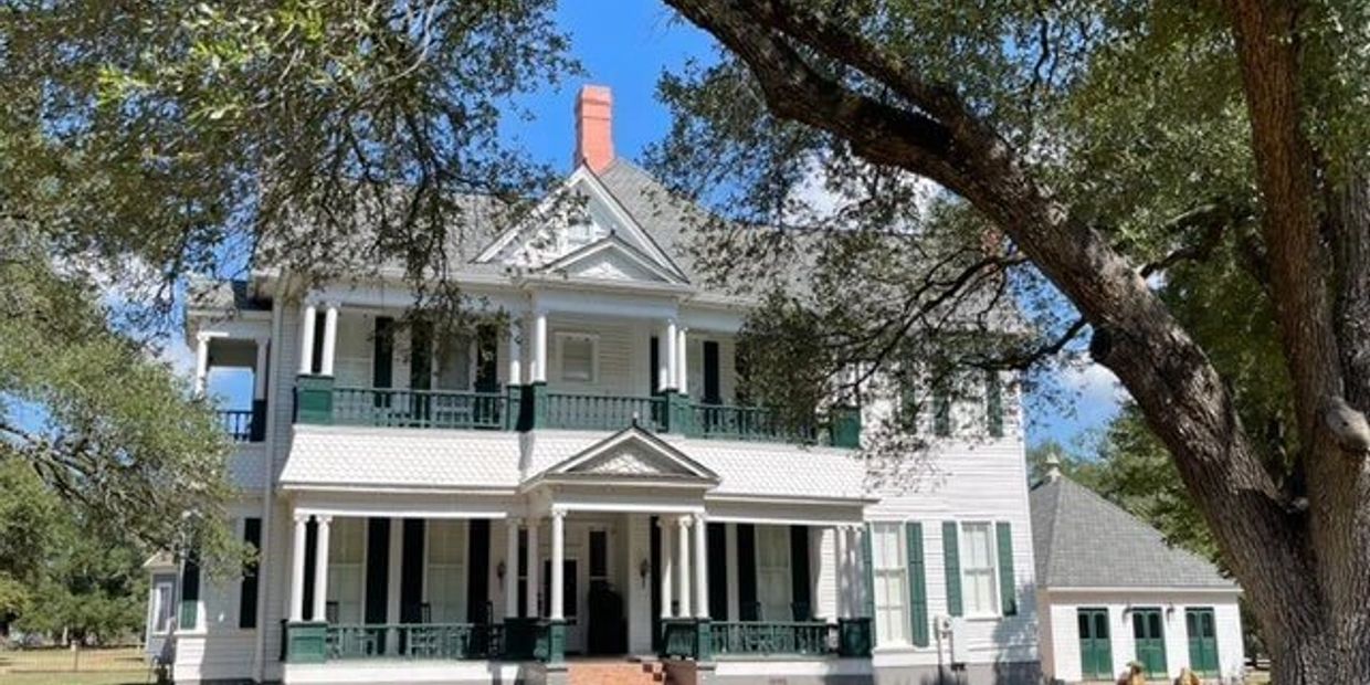 Picture of a typical historic home in Calvert, Texas.