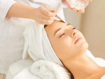 Mujer recibiendo limpieza facial
