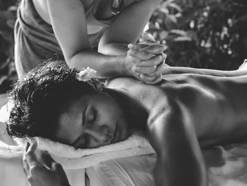 Mujer recibiendo un masaje relajante