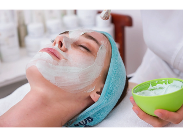 Mujer recibiendo limpieza facial