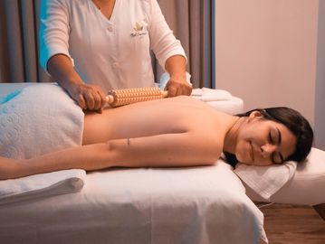 Personas recibiendo tratamiento de Maderoterapia