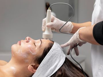 Mujer recibiendo tratamiento de radiofrecuencia