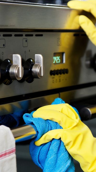 BD365 expertly cleaning an oven, restoring its shine