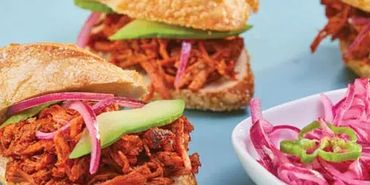 trotas de cochinita con rajas de cebolla en curtida con chile habanero