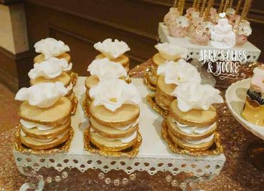mini wedding cakes gold vanilla cakes