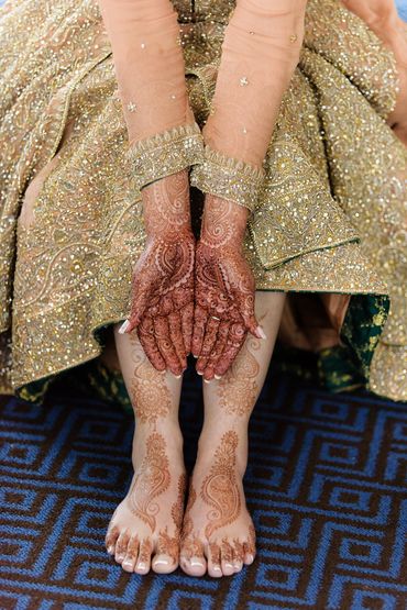henna designs on bride's hands