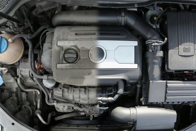 Dry ice cleaning modern engine