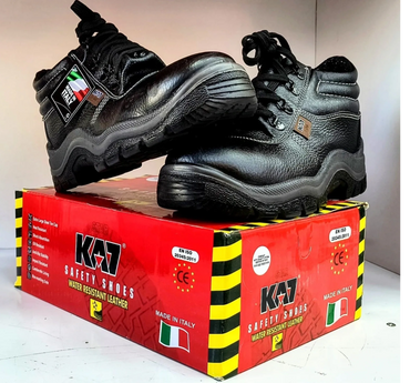 Black KA7 safety shoes on a red box with Italian flag.