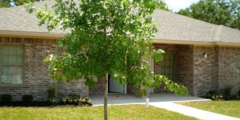 Spacious 3 bedroom 3 bathroom duplex with fenced backyard, washer dryer in unit.  Carpet in bedrooms