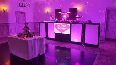 wedding cake DJ set up excellent