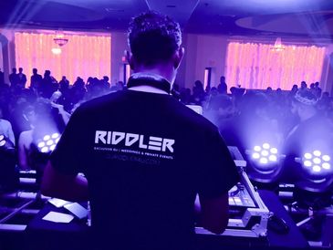 d playing guests dancing