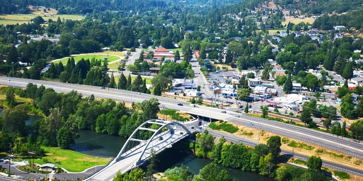 Top view of the city showing roads, trees and houses