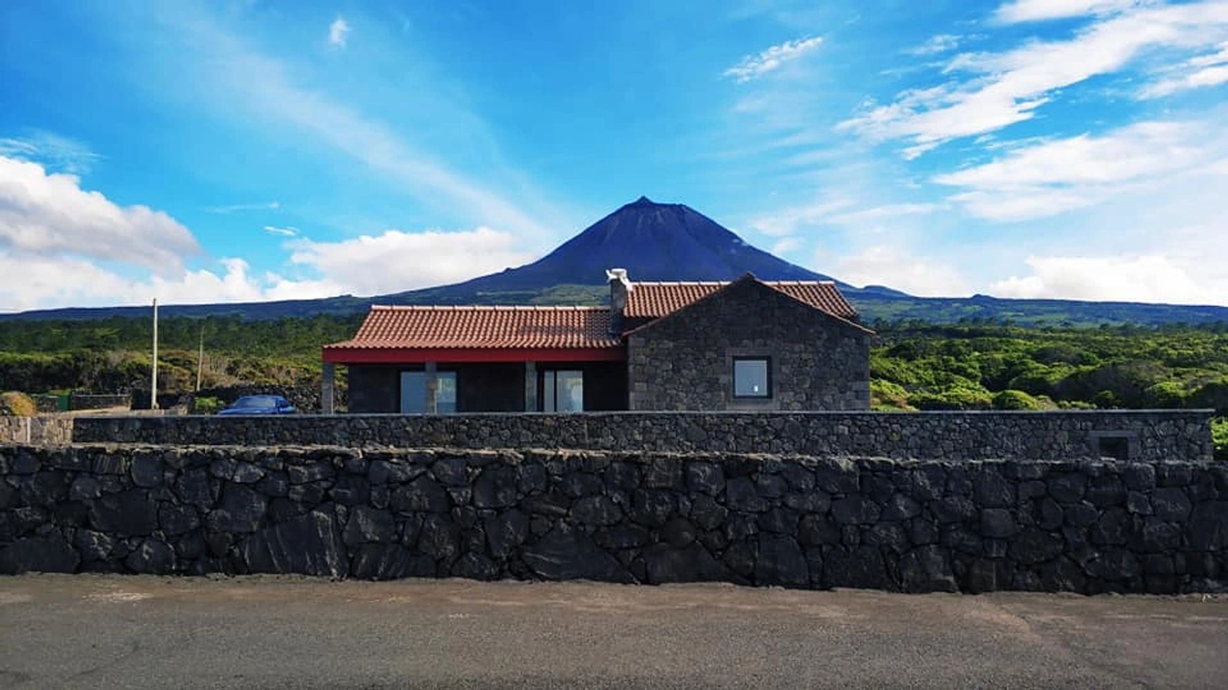 Set against the dramatic backdrop of Pico Mountain, Tres Vistas is a beautiful home where natural beauty and comfort come together. With the ocean at your doorstep and the island’s most iconic view behind you, it’s an unforgettable setting for a Pico Azores vacation. This exceptional property captures the essence of a serene oceanfront retreat.