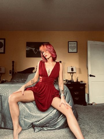 Milf with long legs an short dress.