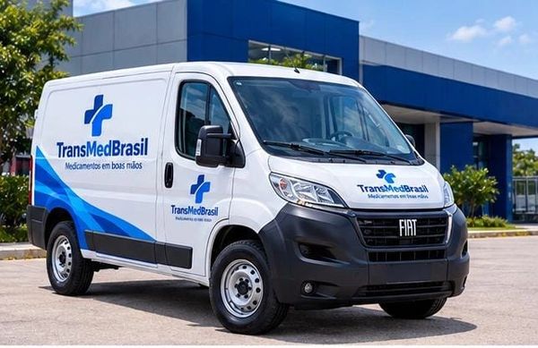 Van branca da TransMedBrasil estacionada.
