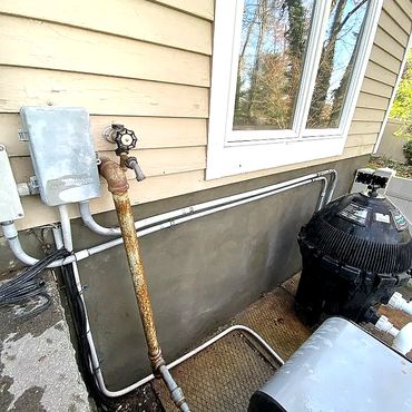 The original plaster and the waterproofing tar was chipped off and removed