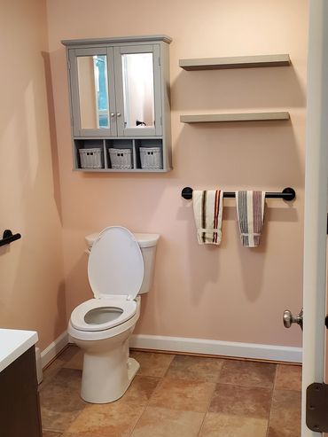 Full bath with porcelain floor and colonial baseboard and trim