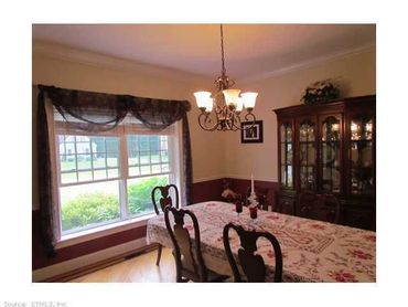 Dining room - Custom hardwood floors with walnut accents, 9' ceiling with Windsor baseboard and wind