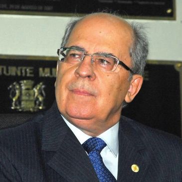 Vicente miranda, presidente da comunidade portuguesa em Recife, olhando para o lado